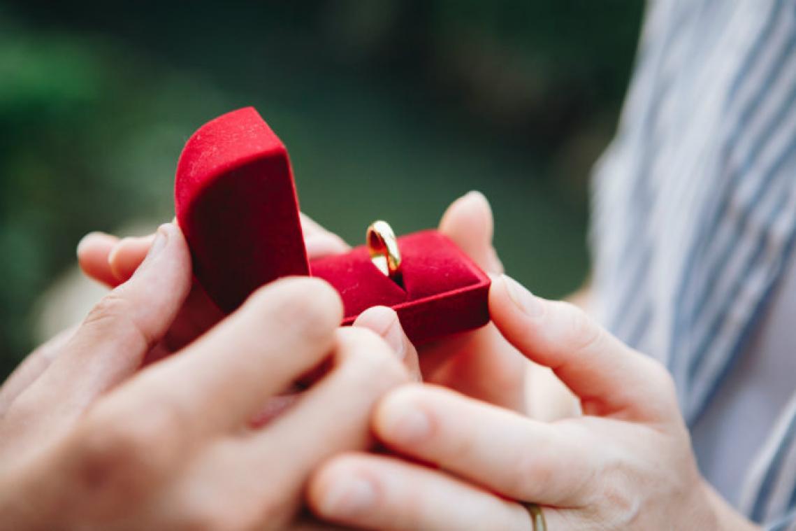 Vrouw komt onder vuur te liggen na 'ring shaming'