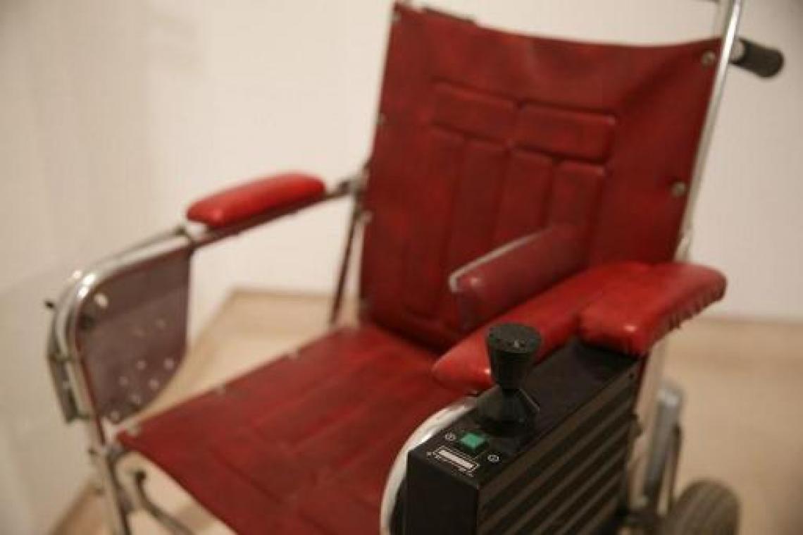 Veiling rolstoel Stephen Hawking brengt zo'n 340.000 euro op