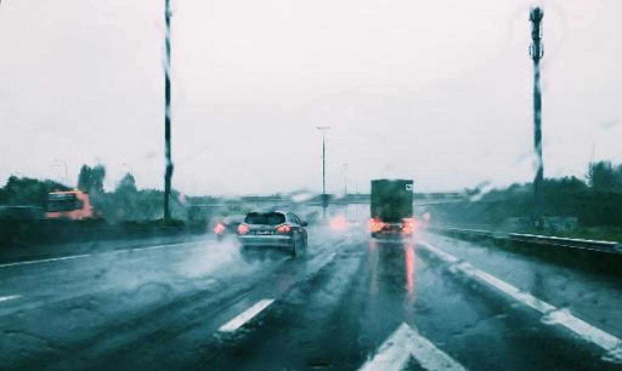 Camera's beboeten volgend jaar truckers die inhalen bij regen