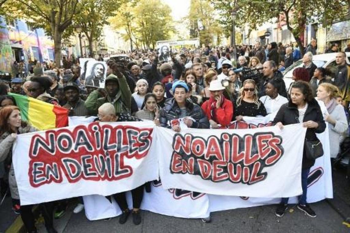 Balkon stort in tijdens herdenkingsmars in Marseille