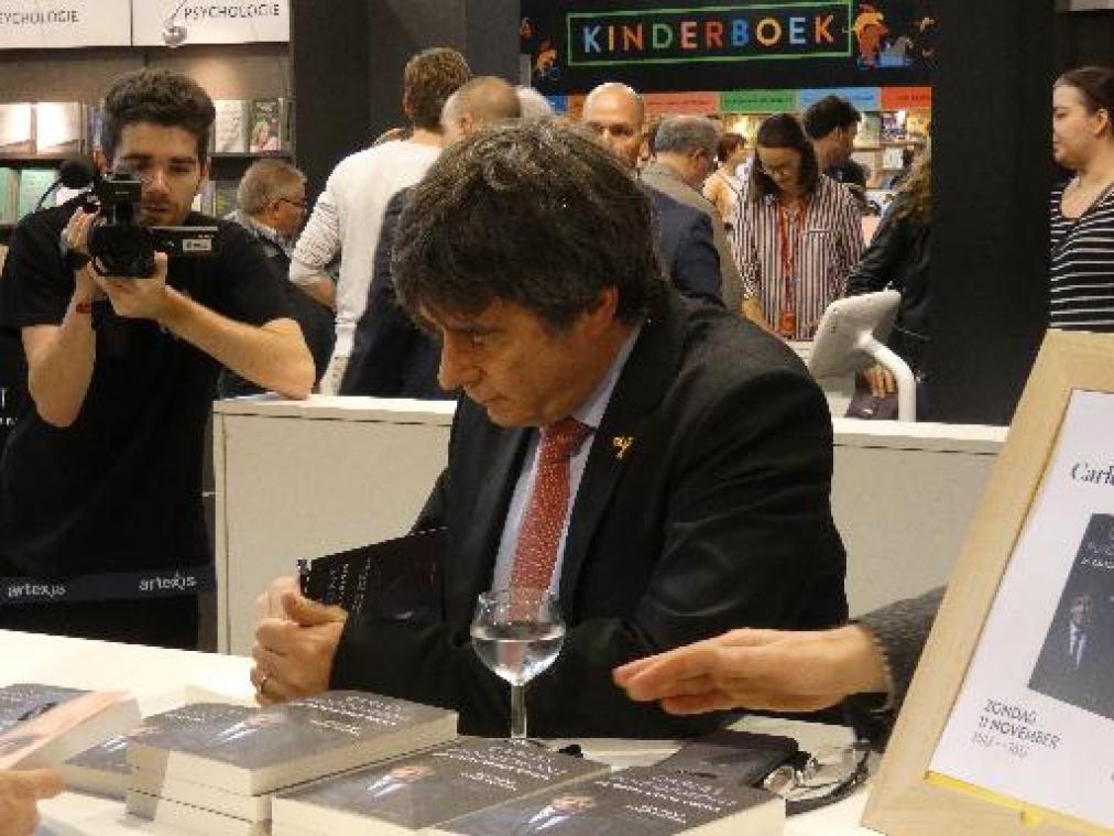 De Wever leidt Puigdemont in op Boekenbeurs