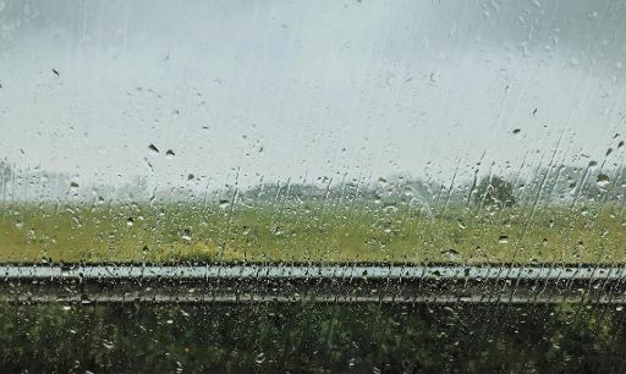 Van nat en grijs over rukwinden naar droog, zacht en zonnig