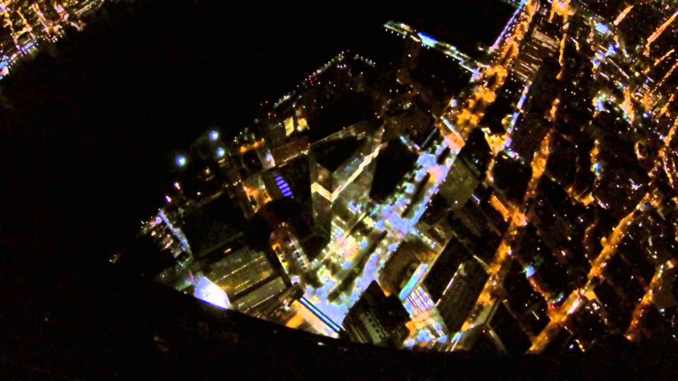 Indrukwekkende beelden van basejump 's nachts van Freedom Tower New York