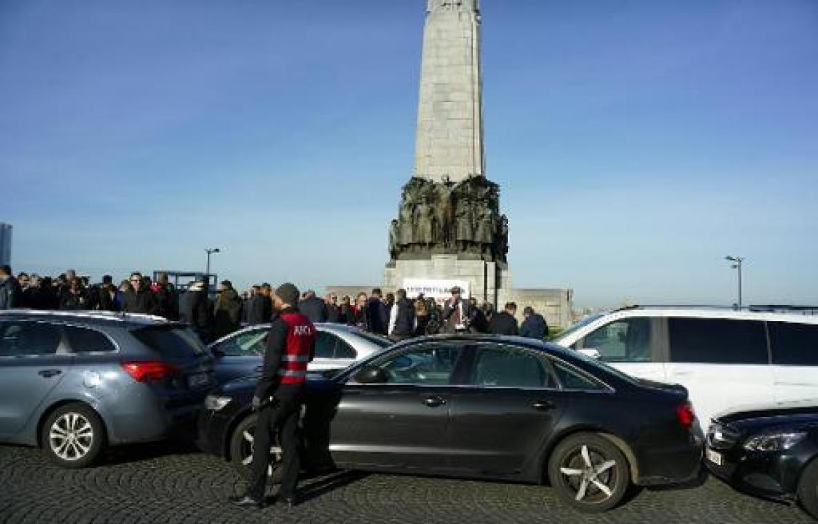 Uberchauffeurs voeren actie voor Brusselse justitiepaleis