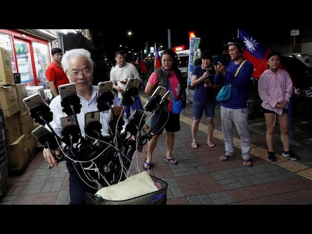 VIDEO. Opa speelt Pokémon Go op vijftien telefoons tegelijk