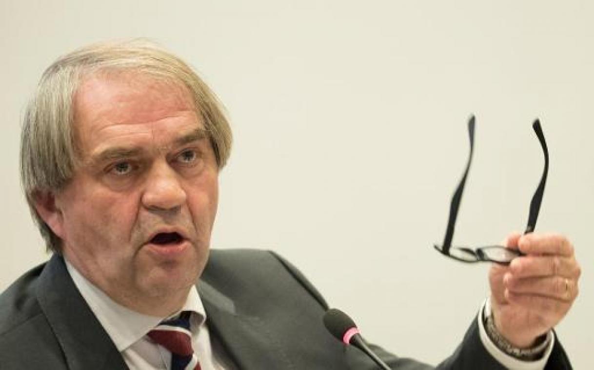 Pierre François geeft op vergadering 1B-clubs tekst en uitleg