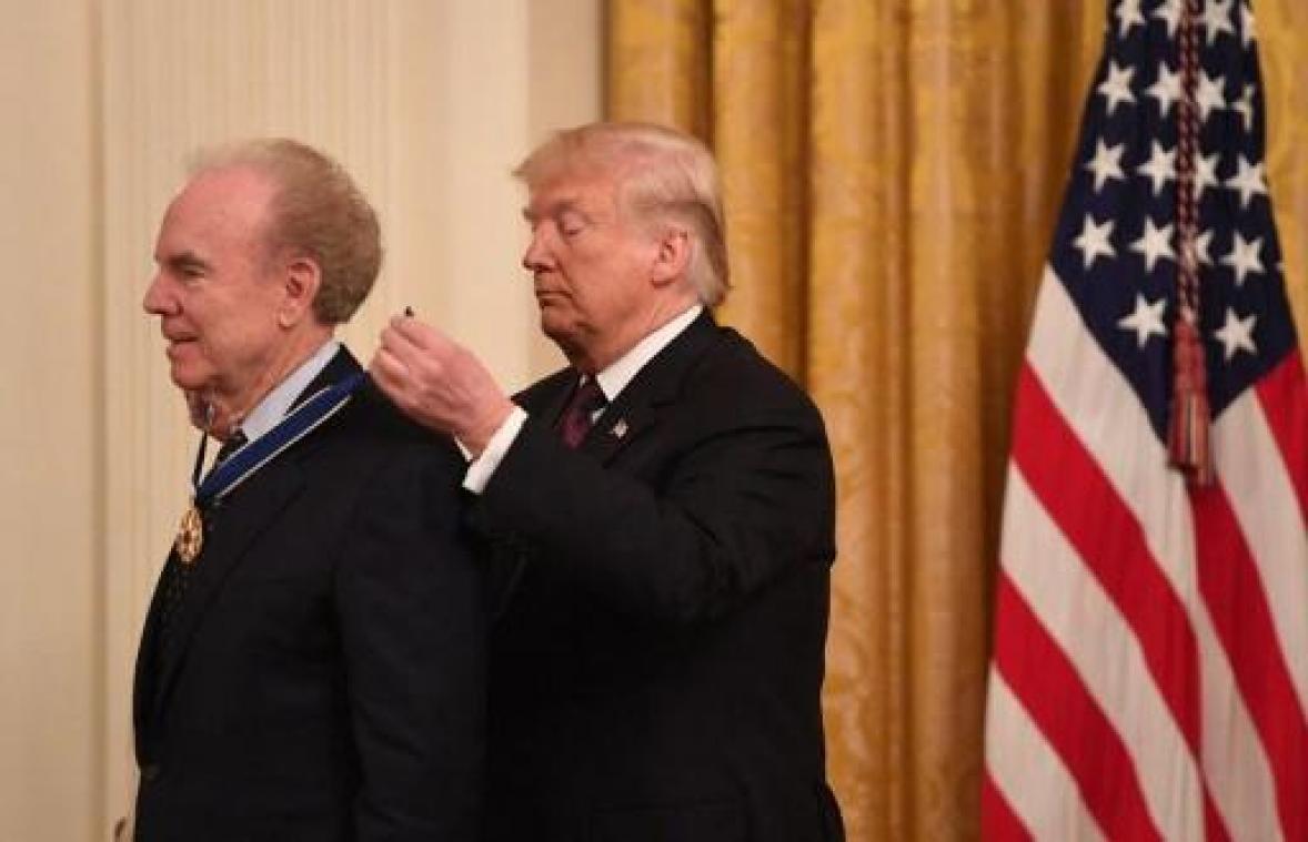 Elvis krijgt postuum hoogste onderscheiding van Trump