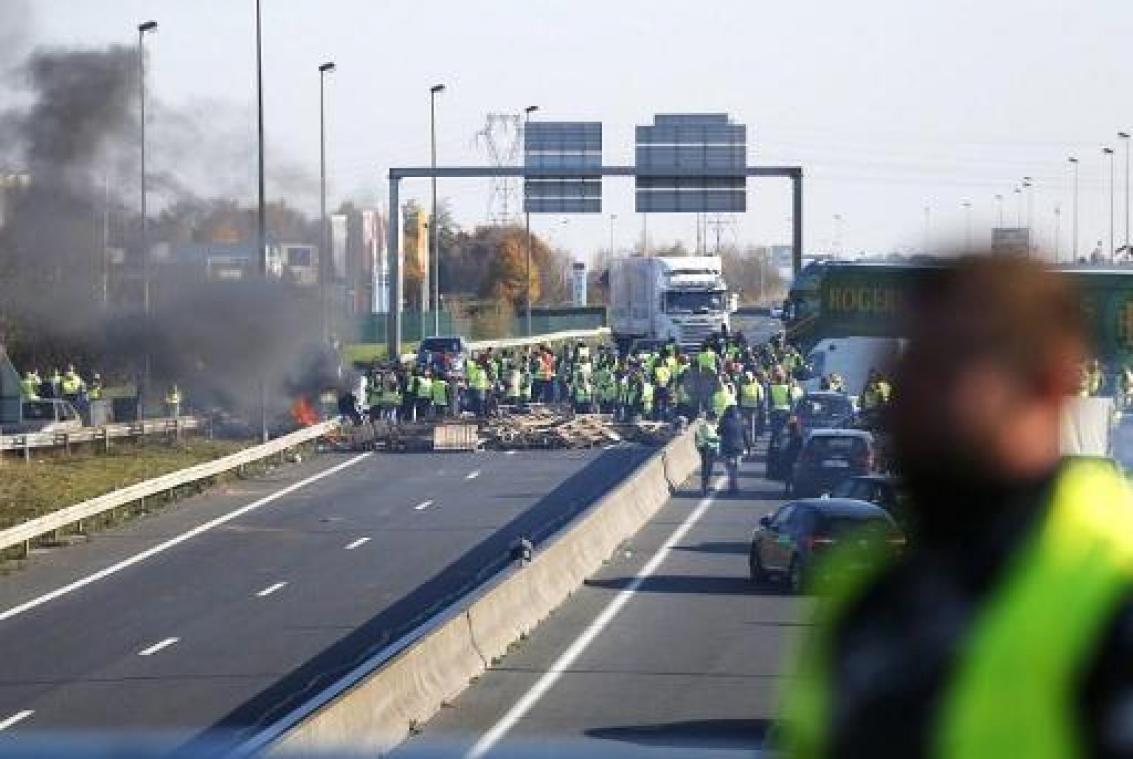 Ook zondag voeren boze Franse manifestanten nog actie