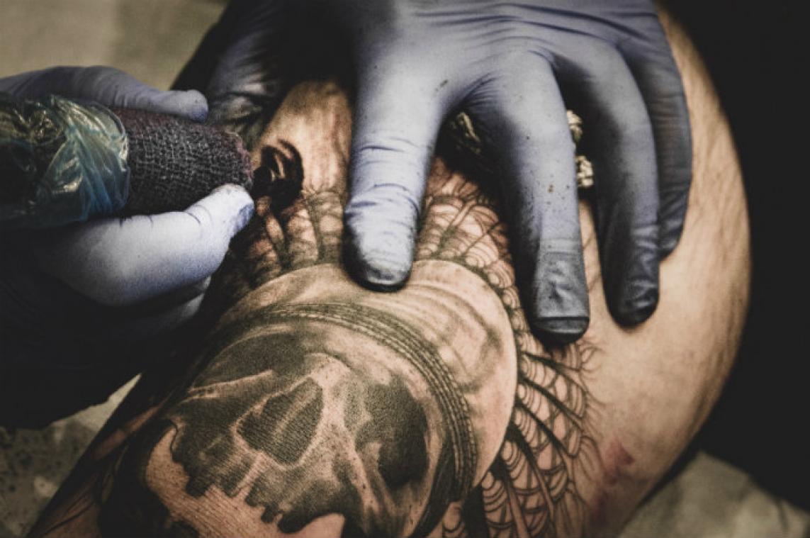 Bizar. Weduwe vilt lichaam van overleden man en hangt zijn tattoos aan de muur