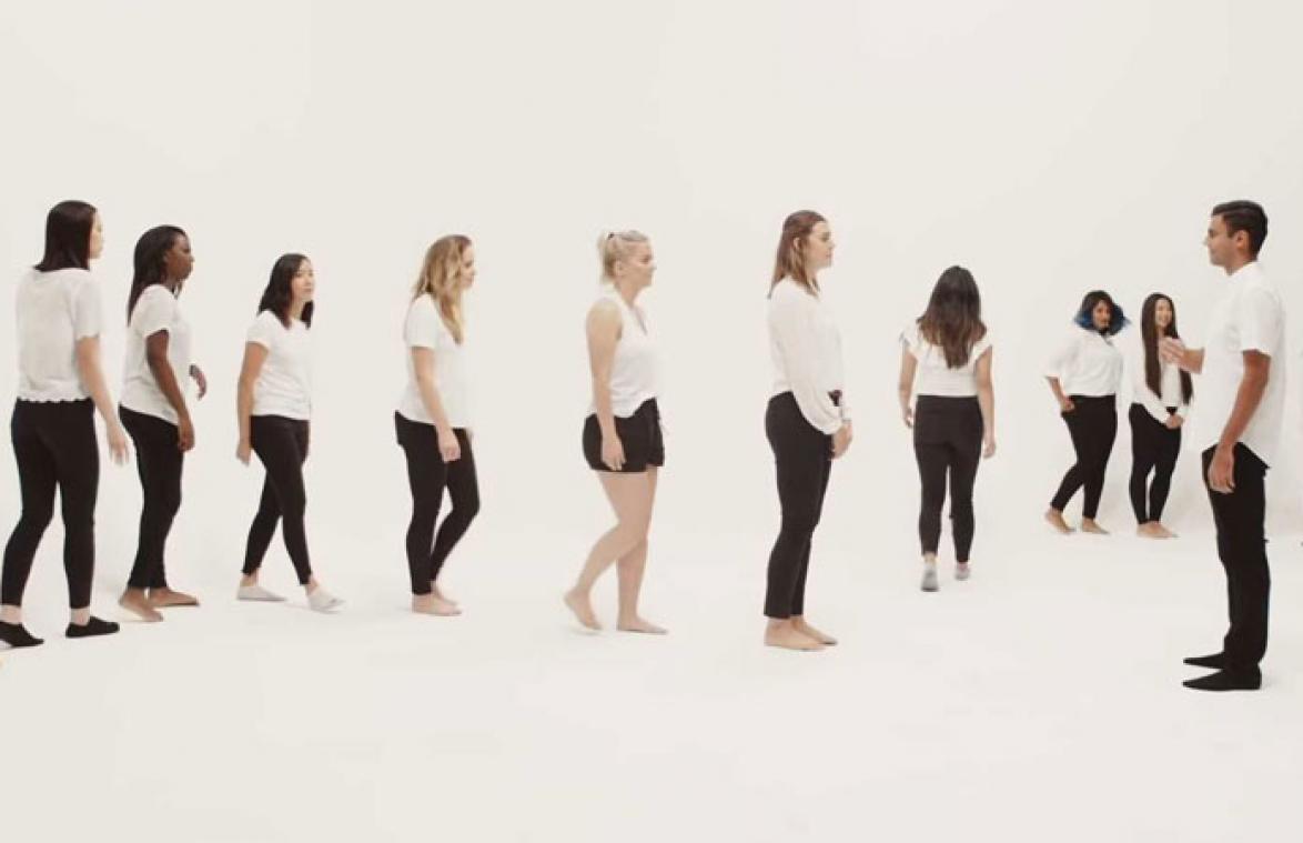 VIDEO. Tinder in het echt: man swipet 30 vrouwen naar links of rechts