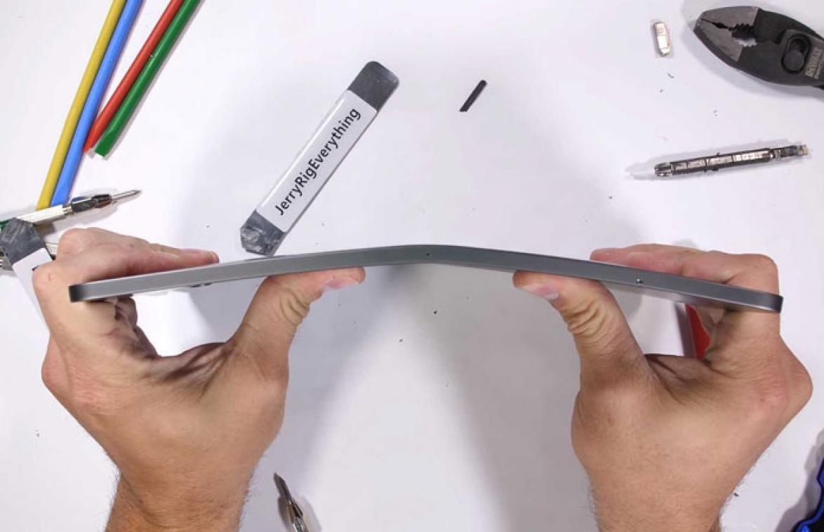 VIDEO. Zo makkelijk buig je de nieuwe iPad Pro krom