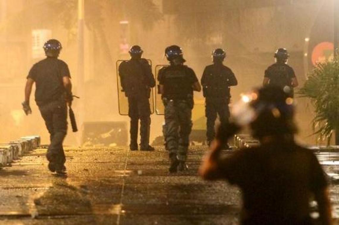 Zestien leden van ordetroepen verwond bij protest in Frans overzees gebied La Réunion