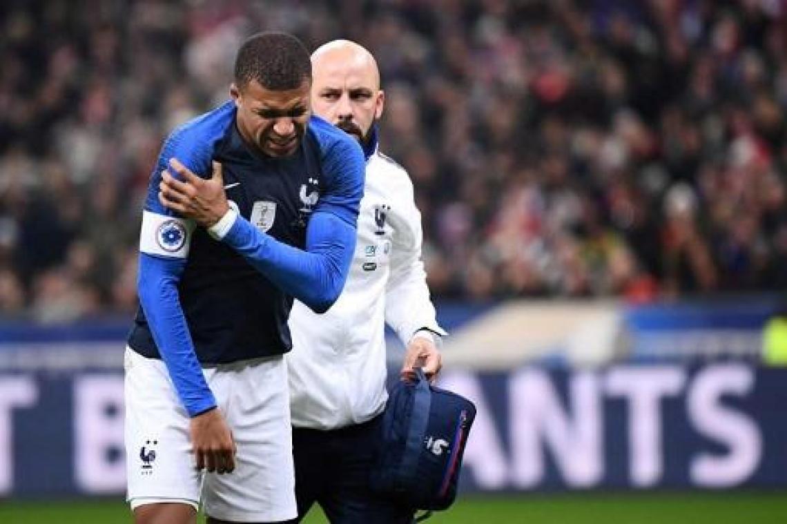 Vriendschappelijke voetbalinterlands - Nog meer kopzorgen voor PSG-coach: na Neymar blesseert ook Mbappé zich