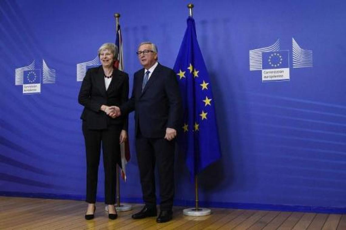 May en Juncker proberen plooien glad te strijken in Brussel