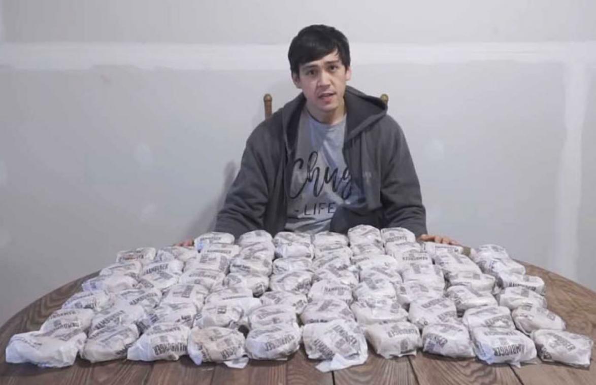 VIDEO. Man verbreekt wereldrecord McDonald's hamburgers eten