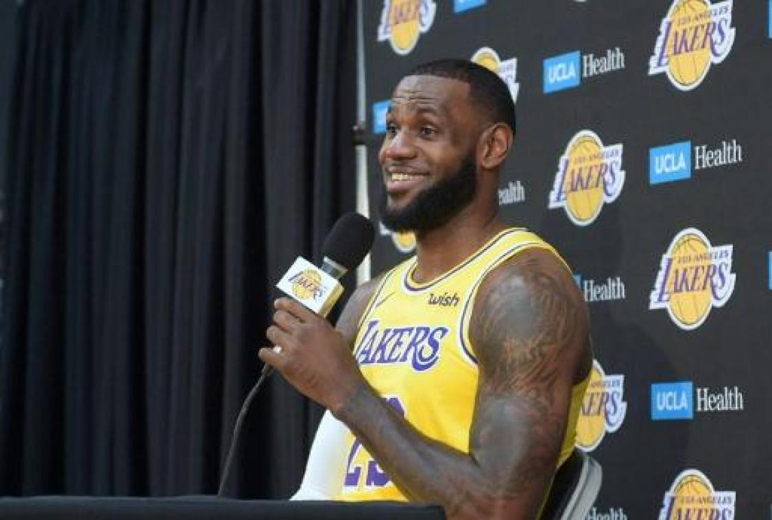 LeBron James wint met LA Lakers bij ex-club Cleveland