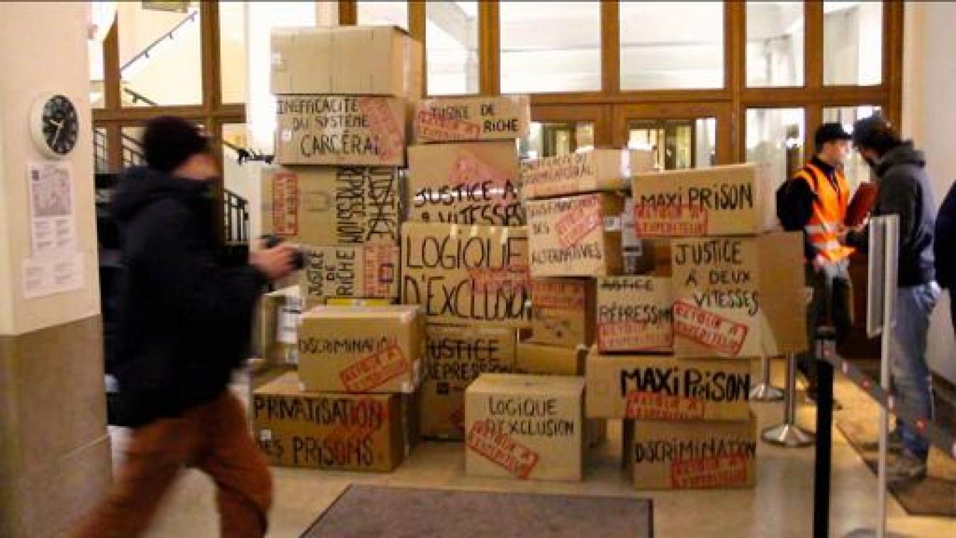 Activisten palmen inkomhal van FOD Justitie in om politieke ommezwaai te eisen