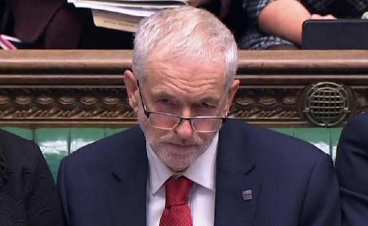 Oppositieleider Jeremy Corbyn brandt brexit-ontwerpakkoord af