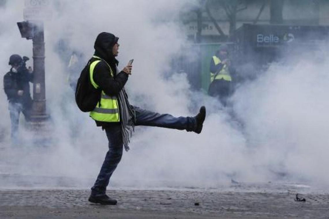 Politie zet traangas in tegen "gele hesjes" aan Champs-Elysées