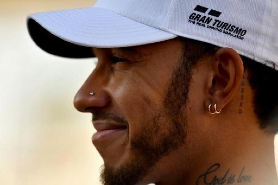 Lewis Hamilton verovert pole