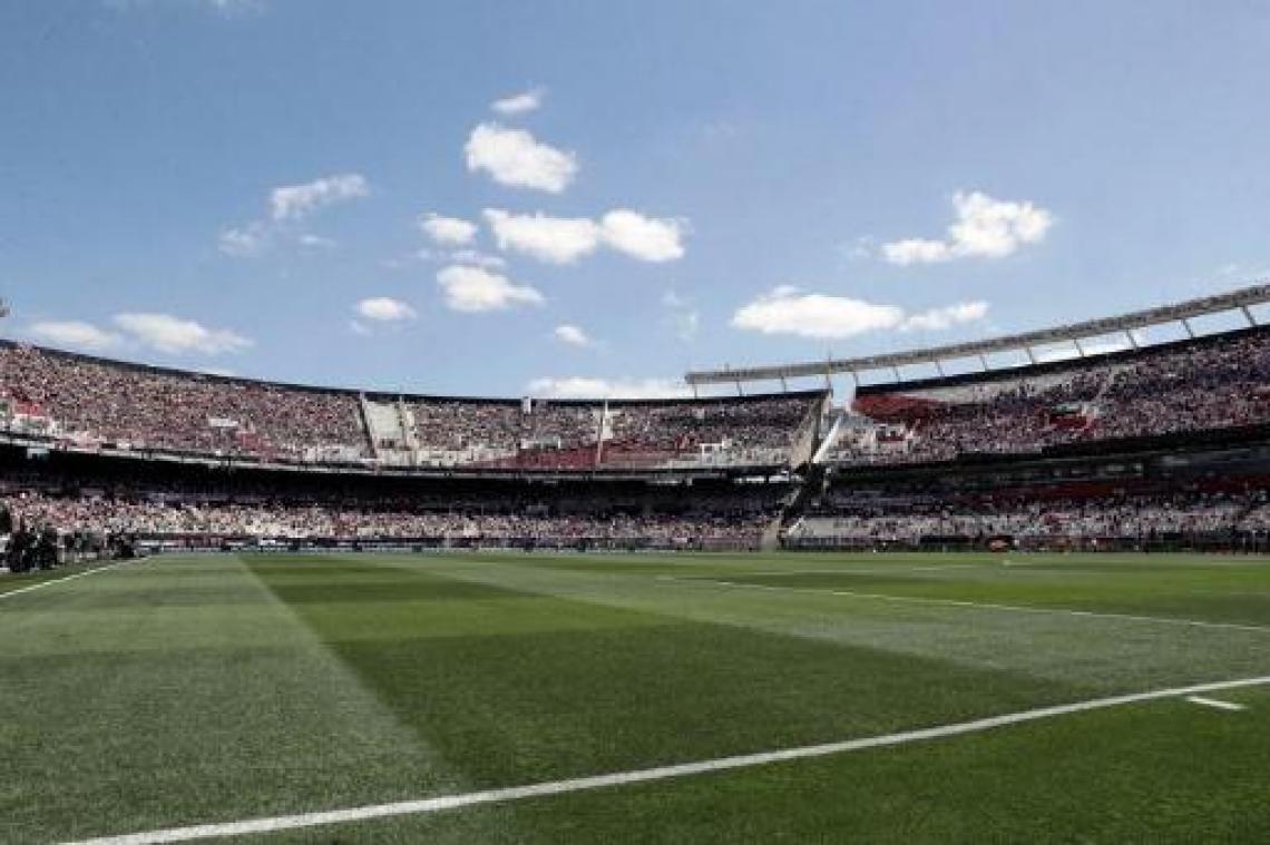 Copa Libertadores - River-aanhangers bekogelen Boca Juniors-spelersbus