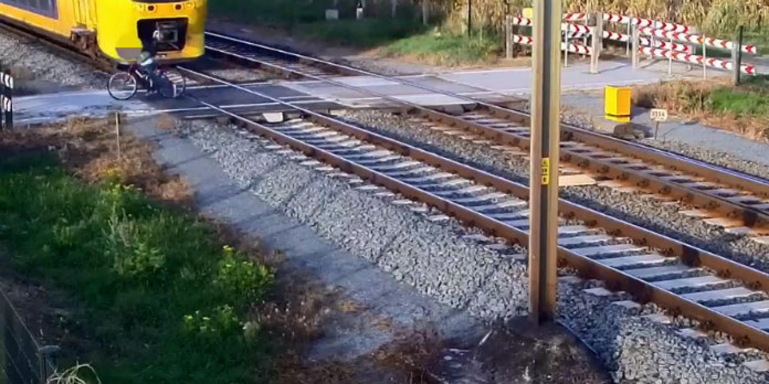 Fietser ontsnapt aan de dood op onbewaakte overweg