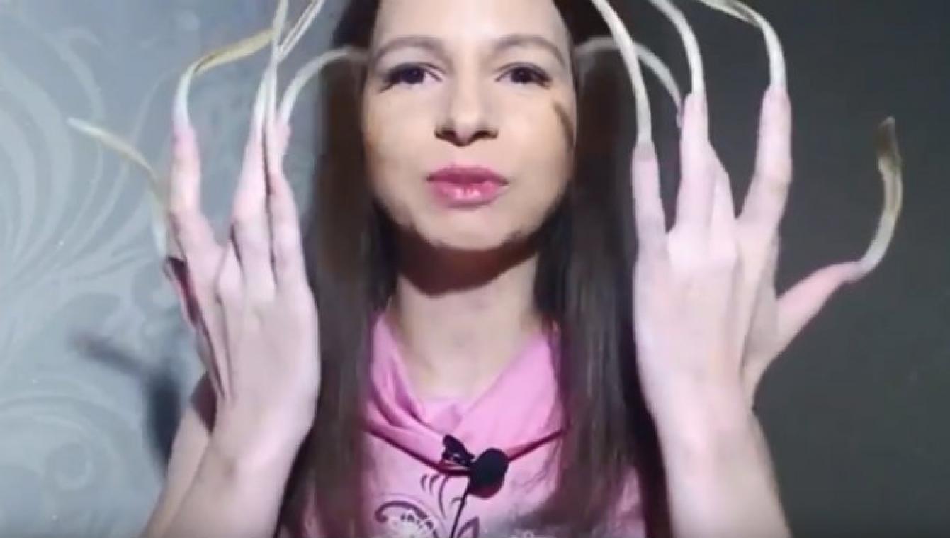 Vrouw pronkt met gigantisch lange vingernagels