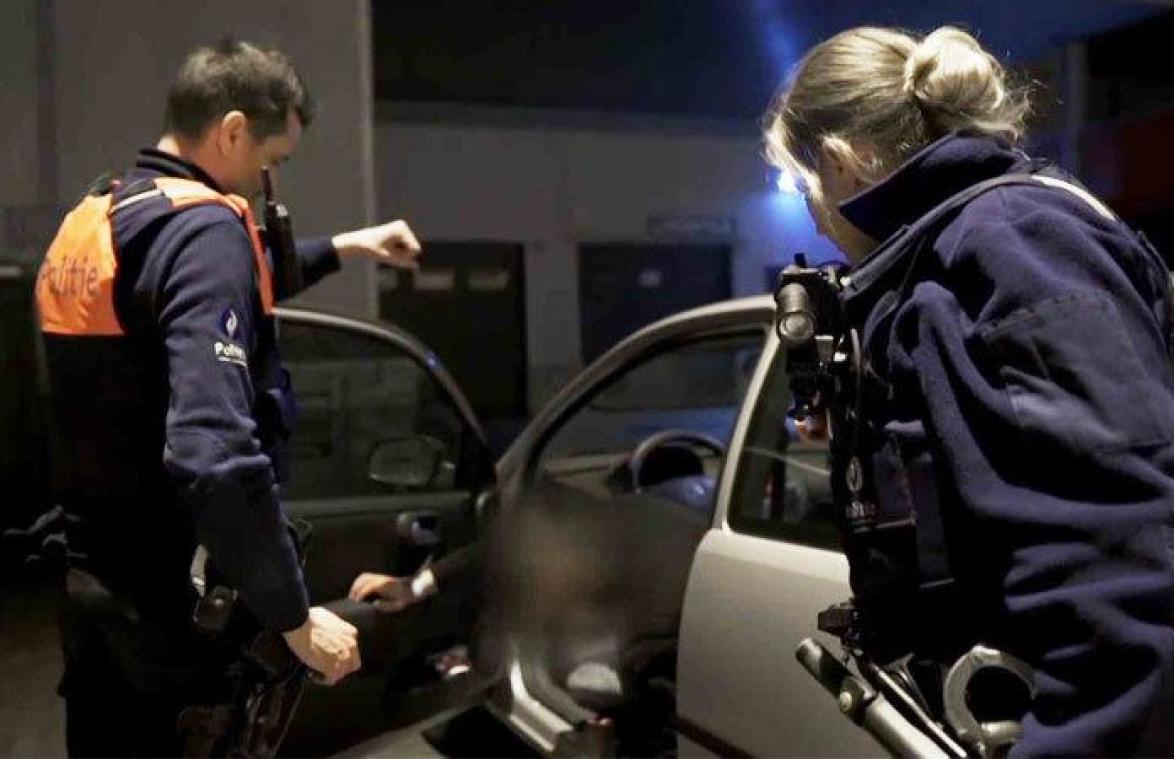 VIDEO. Hasseltse politie betrapt ladderzatte man in auto