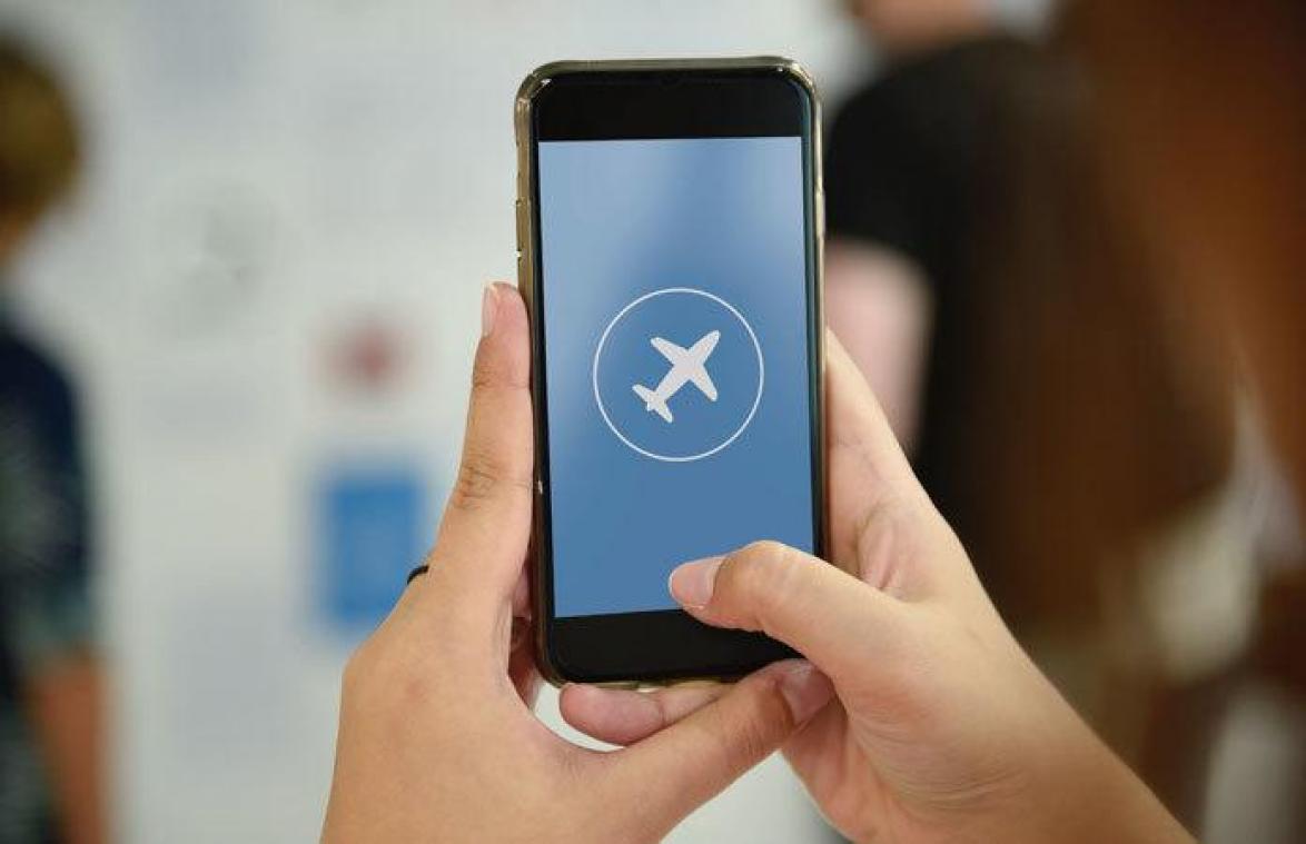 Dit is de échte reden waarom je je telefoon op vliegtuigmodus moet zetten tijdens een vlucht