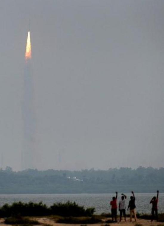 India lanceert succesvol aardobservatiesatelliet en dertig andere kunstmanen