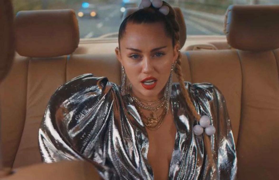 VIDEO. Sensuele Miley Cyrus op de vlucht voor politie in nieuwe videoclip