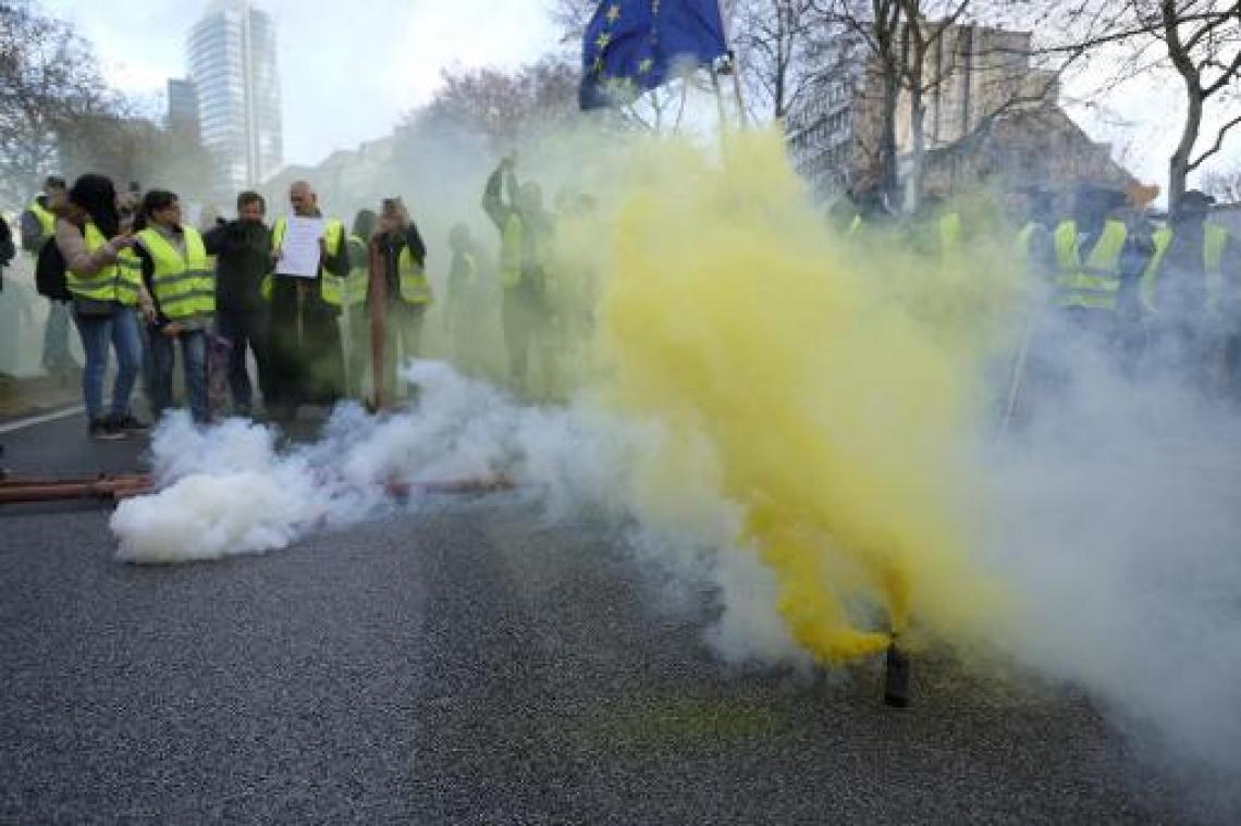 Brandstofprotest: Politievoertuigen omgekanteld en in brand gestoken