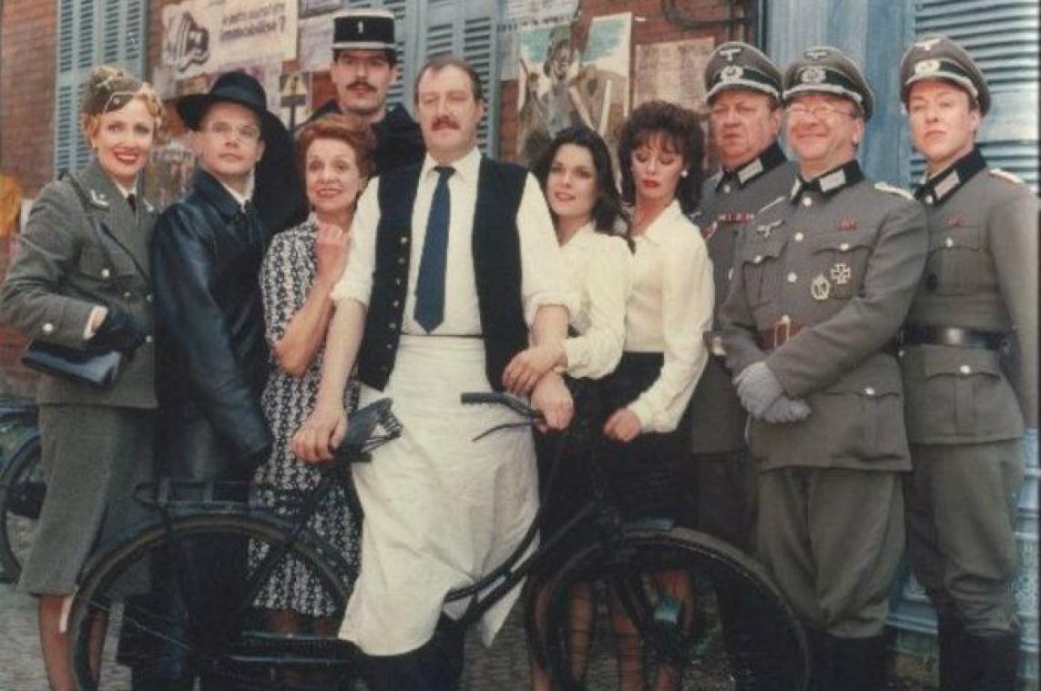 Schilderij uit serie 'Allo Allo' geveild voor topbedrag