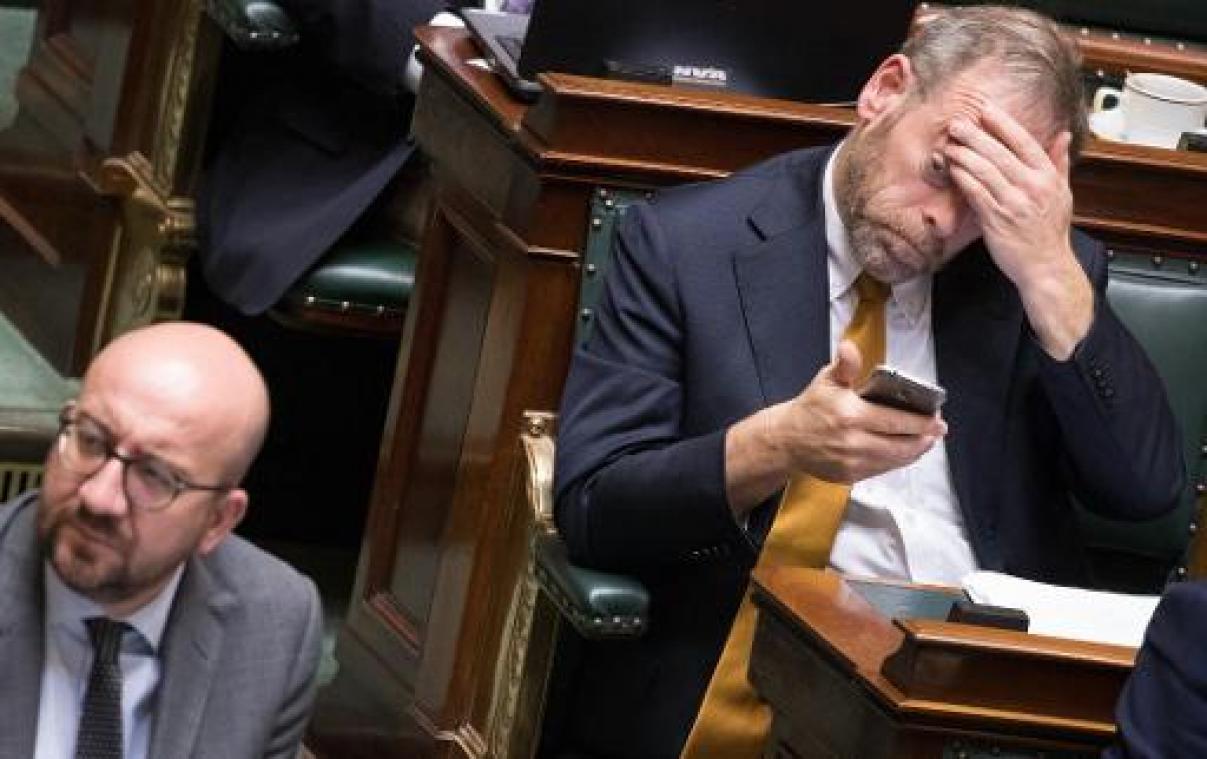 "Zal u zeggen dat regering niet eensgzind is?", vraagt De Roover aan premier
