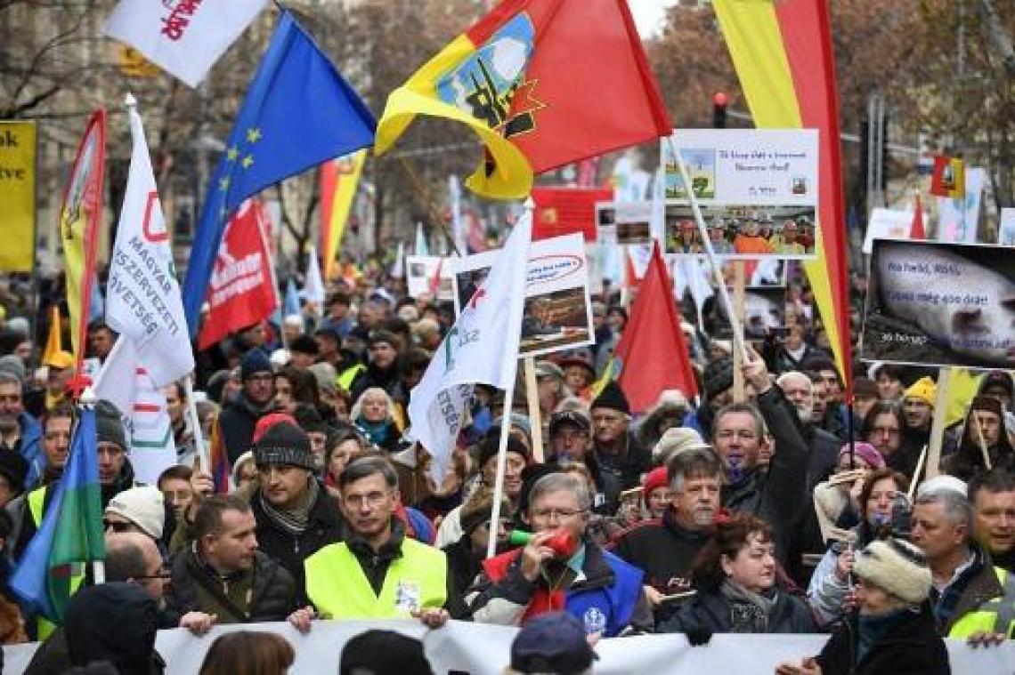 Duizenden betogen voor Hongaars parlement tegen nieuwe regelgeving rond overuren