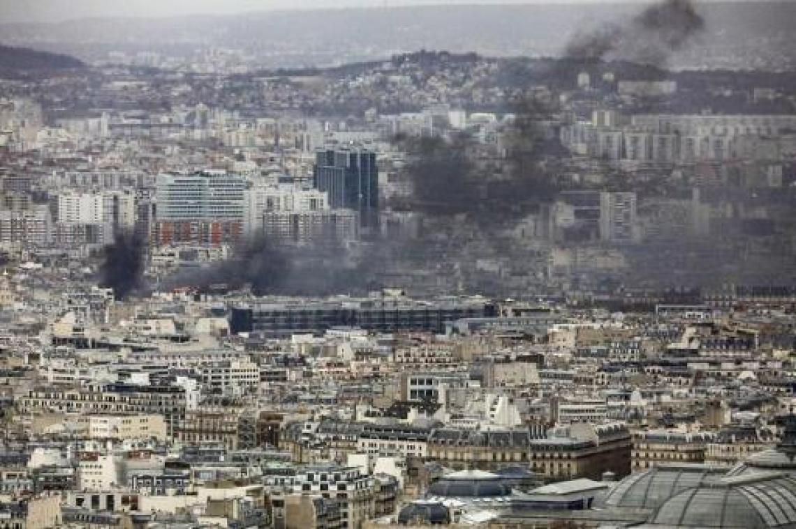 'Gele hesjes' proberen brand te stichten in winkelcomplex op Champs-Elysées