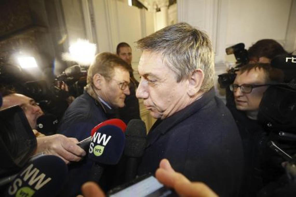 Formeel gesproken nemen wij ontslag, zegt Jan Jambon