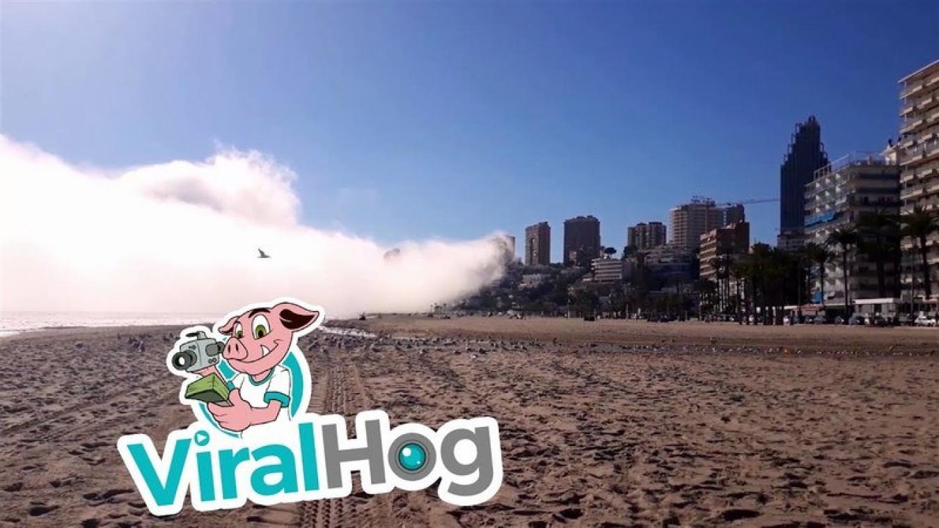 VIDEO. Timelapse toont hoe wolk volledig strand laat verdwijnen