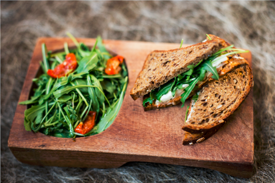 Boterham met gegrilde kip, mozzarella en rode pesto