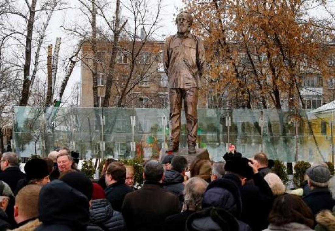 Poetin herdenkt auteur Solzjenitsyn op zijn honderdste verjaardag
