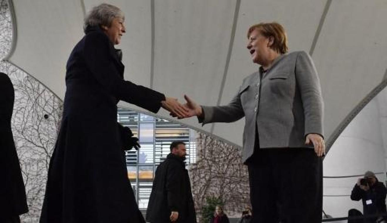 Merkel en May houden lippen stijf op elkaar na brexit-gesprek