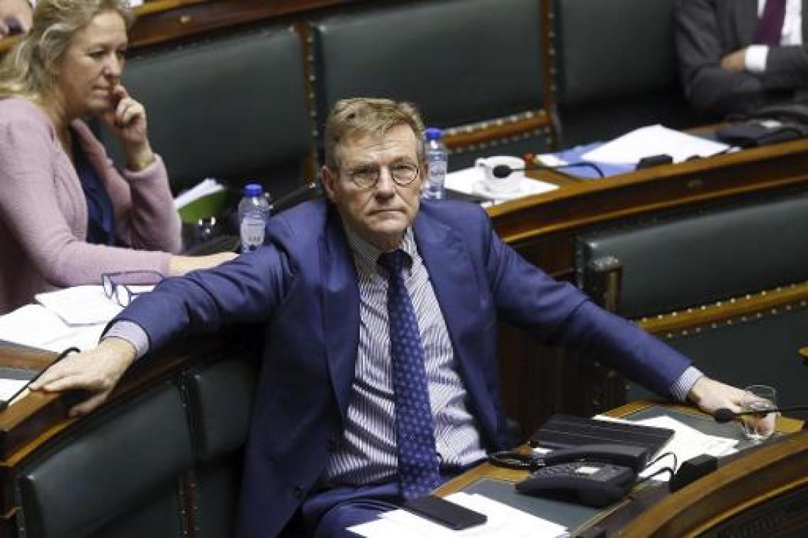 Van Overtveldt staat deel opzegvergoeding af aan goed doel