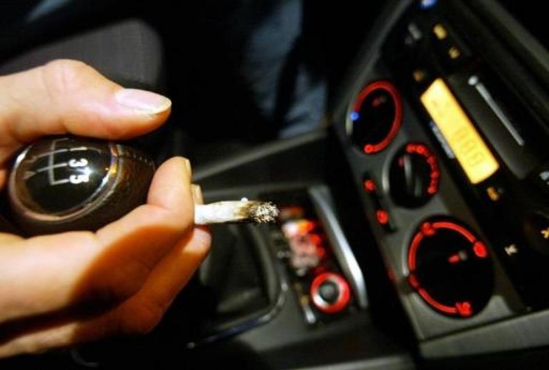 Vlaams Parlement verbiedt roken in auto in bijzijn van kinderen