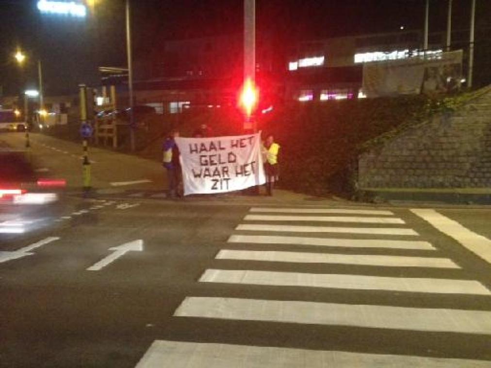 Brandstofprotest - Twintig 'gele hesjes' voeren voor derde dag actie aan toegangspoort AB InBev