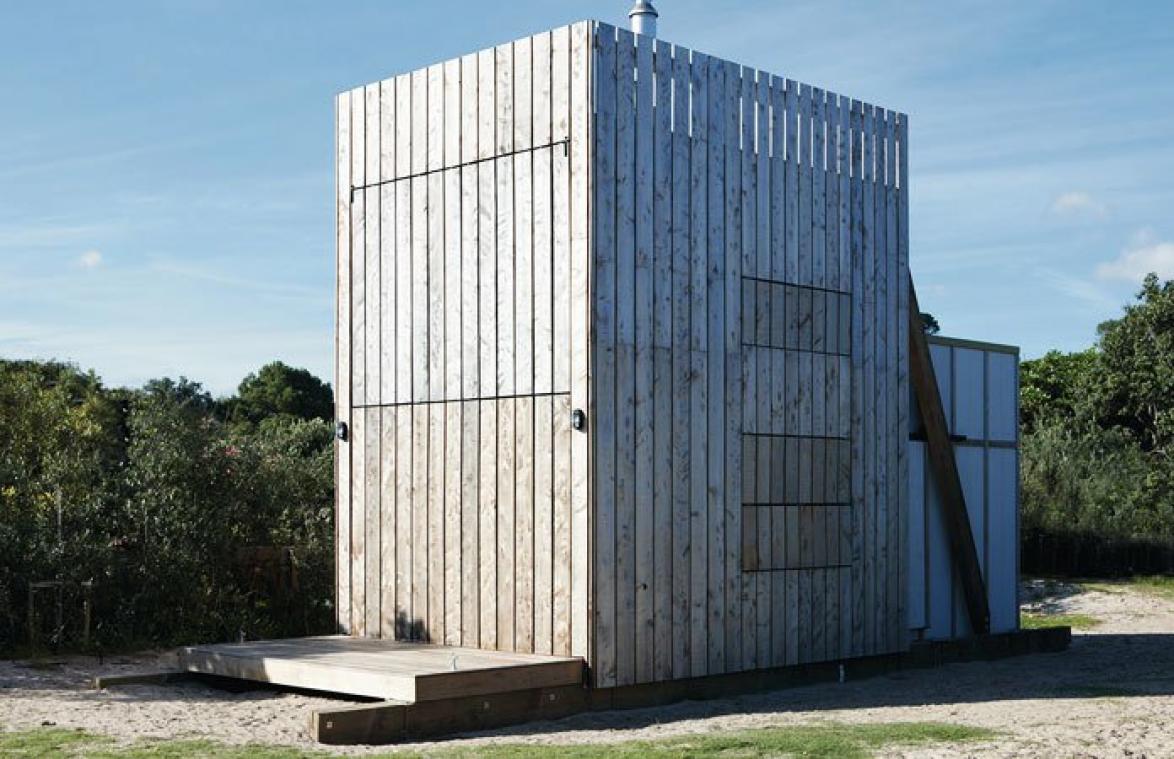 Deze strandhut ziet er normaal uit, tot je de binnenkant ziet