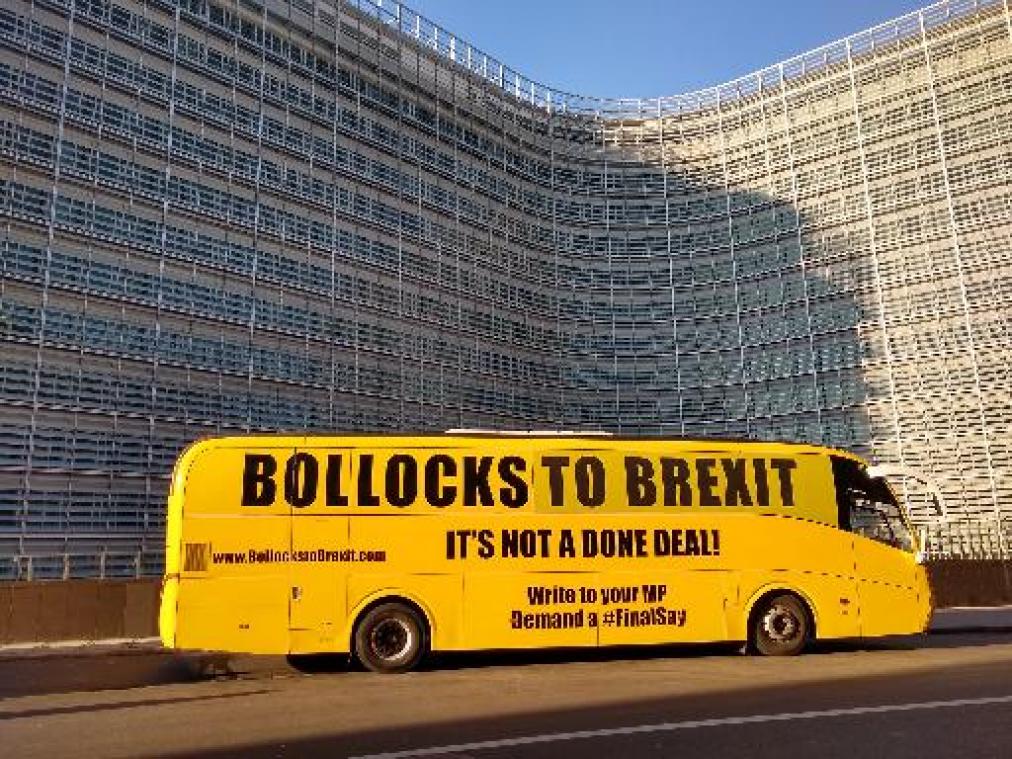 Felgele 'Bollocks to brexit'-bus in Europese wijk