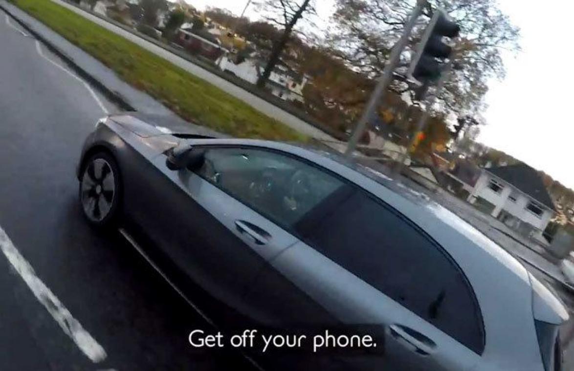 VIDEO. Fietser waarschuwt bellende chauffeur, en dan gebeurt dit
