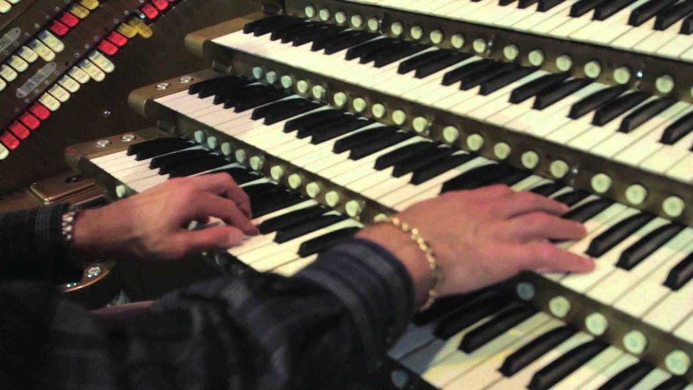 Man speelt de openingstune van Star Wars op een episch orgel