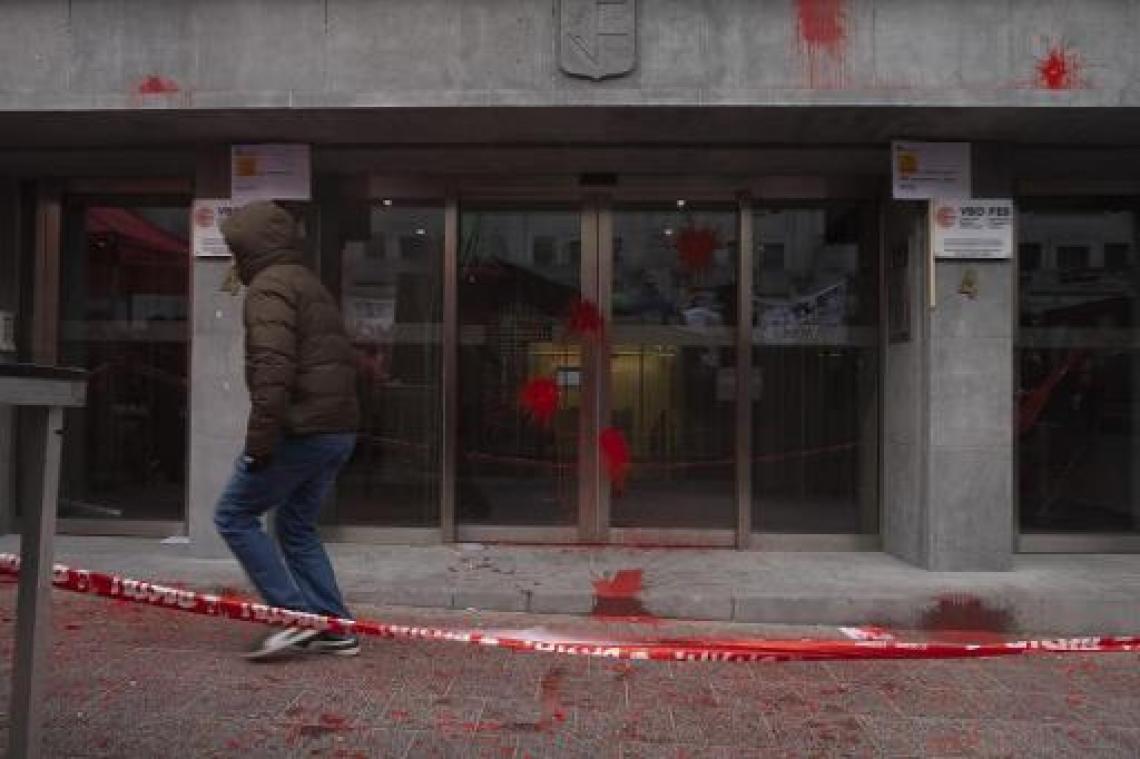 Vakbonden besmeuren gevel van VBO