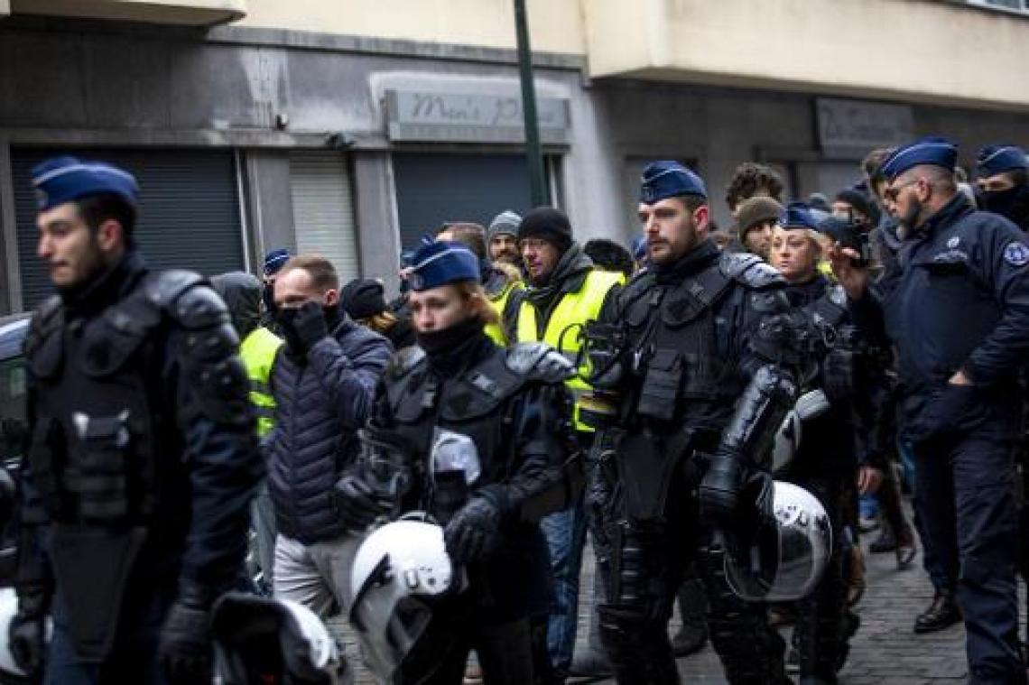Gele hesjes trekken onder politiebegeleiding door de Brusselse straten